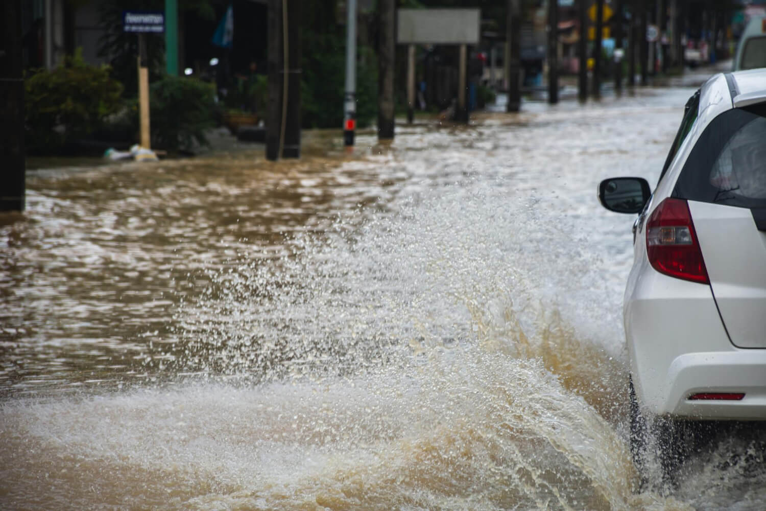Zalany samochód? Jak ubezpieczyć się od skutków zalania pojazdu?